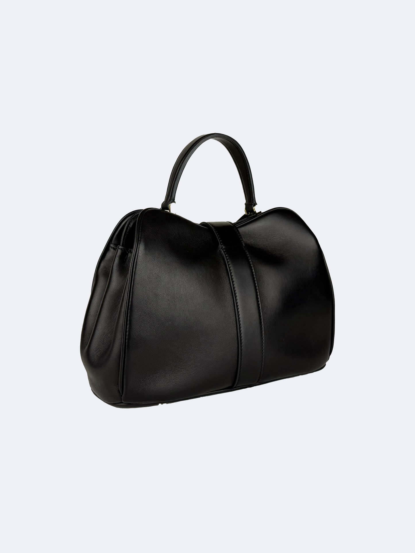 Black handbag in lambskin with gold clasp