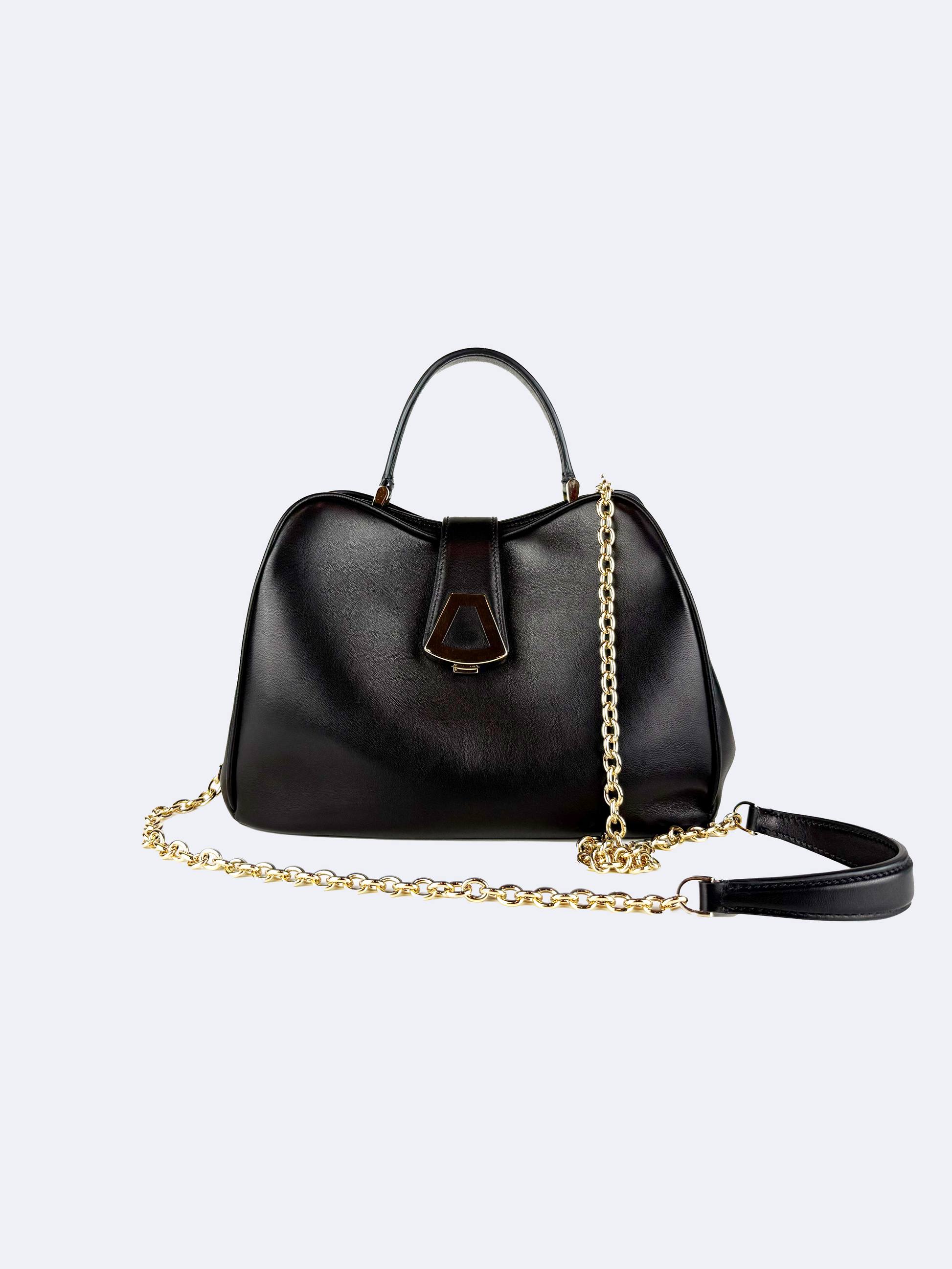 Black handbag in lambskin with gold clasp
