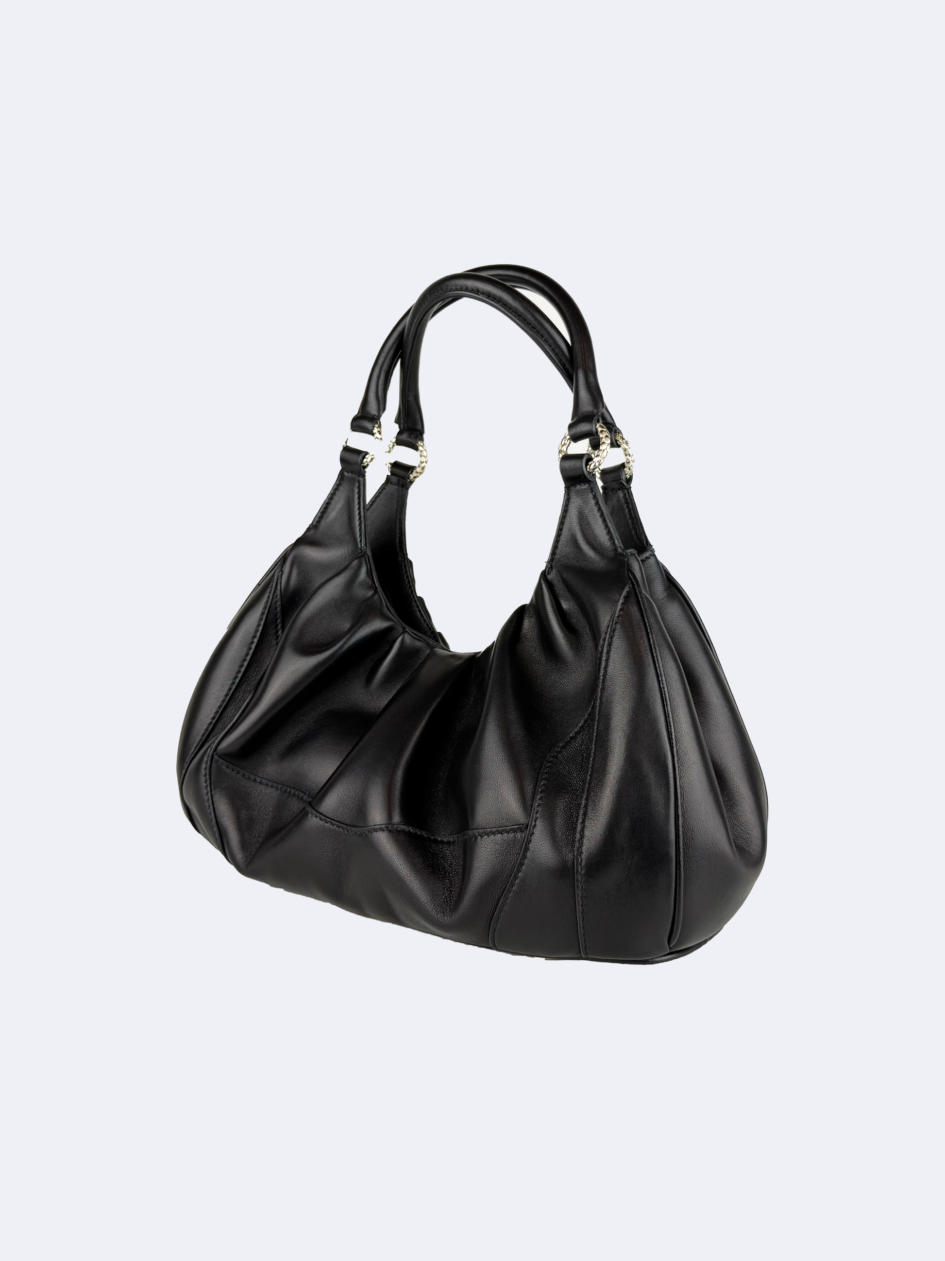 Black handbag in lambskin with ruching 